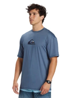 Quiksilver Men's Solid Streak Short Sleeve UPF 50 Rash Guard 31 Quiksilver Men's Solid Streak Short Sleeve UPF 50 Rash Guard -Swimwear Outlet 8642110619816 beringsea 2a